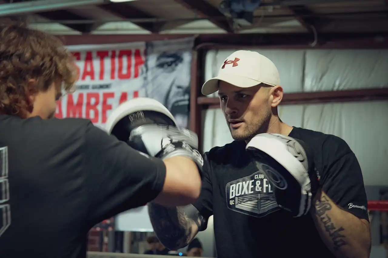Coach Frank Bozko donnant un cours de boxe privé au Club Boxe & Flow à Buckingham, Gatineau