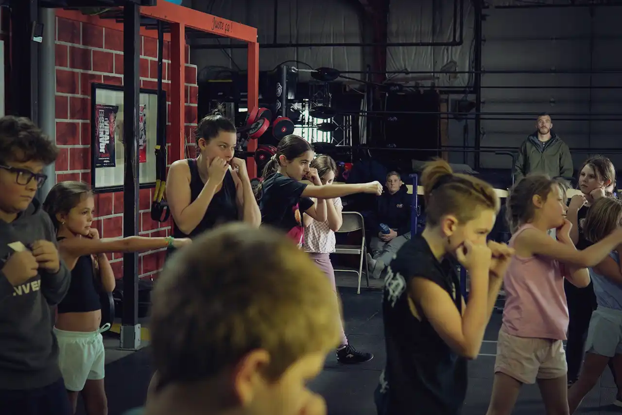 Coach donnant un cours de boxe pour enfants au Club Boxe & Flow à Buckingham, Gatineau
